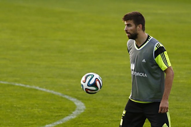 Piqué é o principal nome defensivo da Espanha que treina no CT do Caju. Zagueiro estava na Copa de 2010 |
