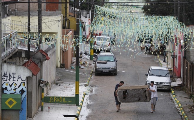 Móveis tem que ser retirados das casas para secarem mais rapidamente | 