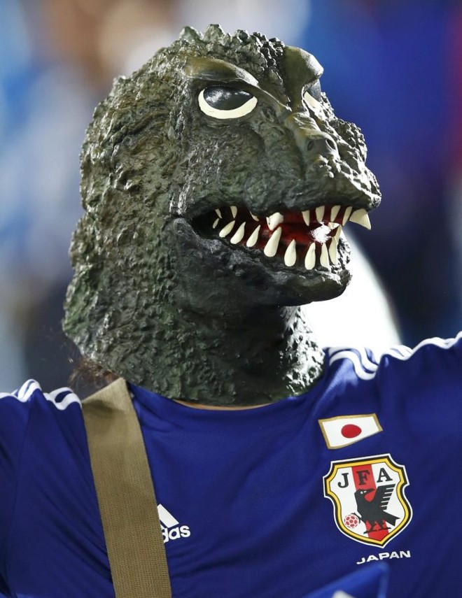 Torcedor japonês usou máscara de Godzilla para assustar gregos | 