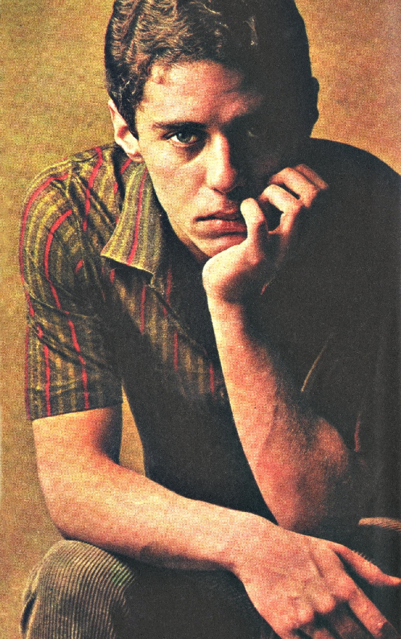 Aos 22 anos, Chico Buarque de Hollanda foi elevado à condição de ídolo da música brasileira | Reprodução/Contino (1966)