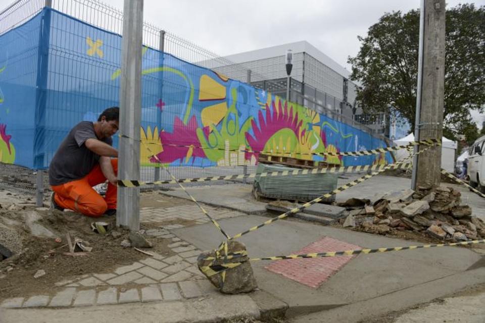 Funcionário trabalha no acesso de deficientes físicos à calçada em uma das esquinas da Arena da Baixada | Henry Milleo/Gazeta do Povo