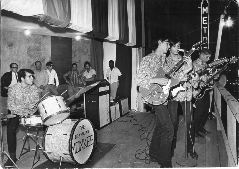 The Brazilian Monkes (sic) na marquise da loja Ponto Frio de Copacabana, no inverno de 1967 | Reprodução