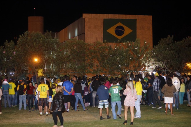 Torcedores se concentraram na grade do hotel para tentar ver os jogadores passando pelo saguão. |
