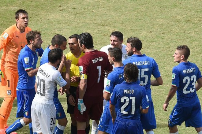 Jogadores discutem após o árbitro Marco Rodriguez mostrar o cartão vermelho para o italiano Claudio Marchisio | 