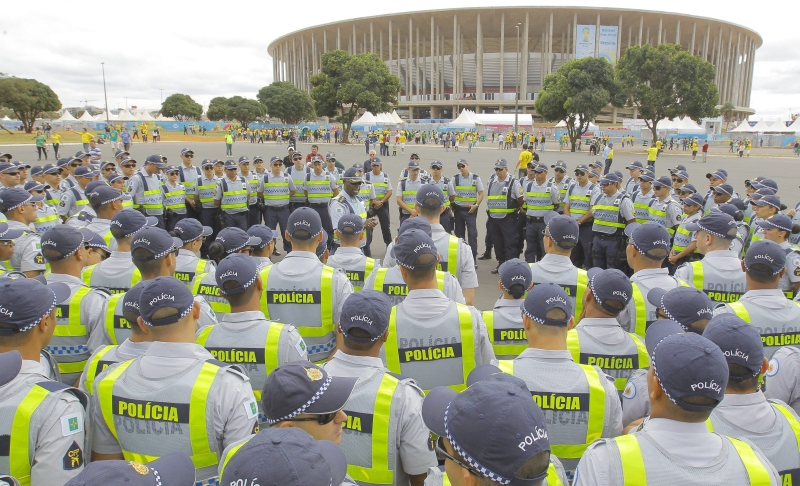Policiais recebem orientações antes da partida em Brasília | Robert Ghement/EFE/EPA