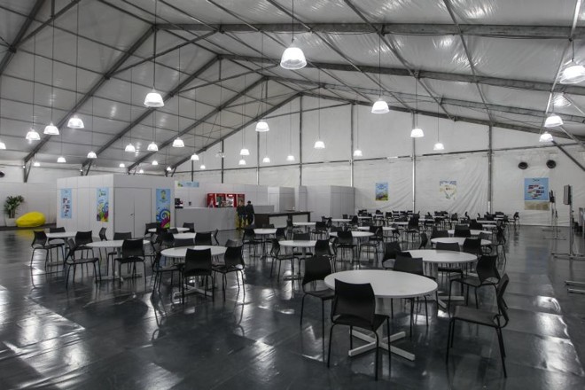 Espaço do restaurante na tenda do centro de mídia | 