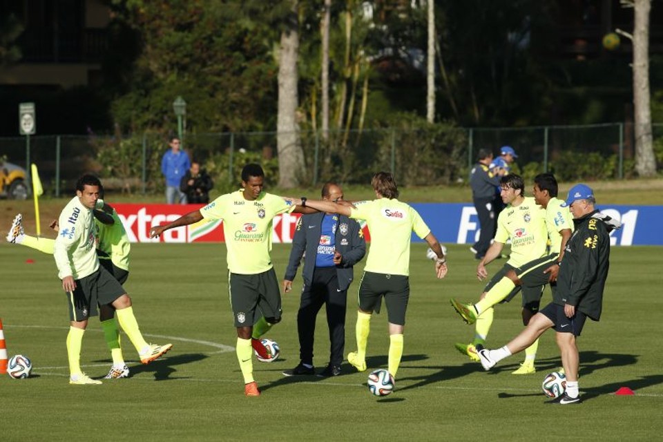 Jogadores da seleção fizeram trabalho leve na Granja Comary | Hugo Harada, enviado especial / Gazeta do Povo