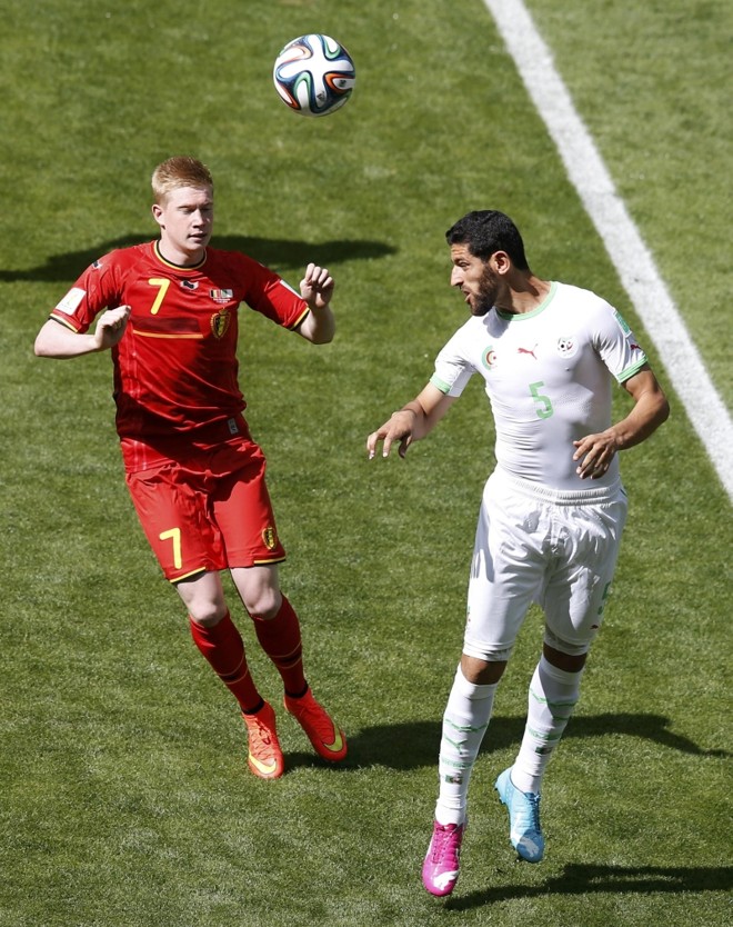 O belga Kevin De Bruyne (esq.) compete pela bola com o argelino Rafik Halliche |