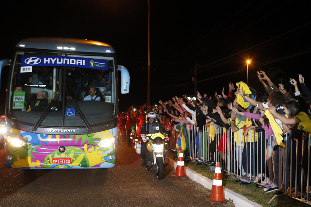 O ônibus da seleção passa próximo à torcida, no contato mais próximo dos fãs com os jogadores na chegada a Brasília. | Albari Rosa/ Gazeta do Povo