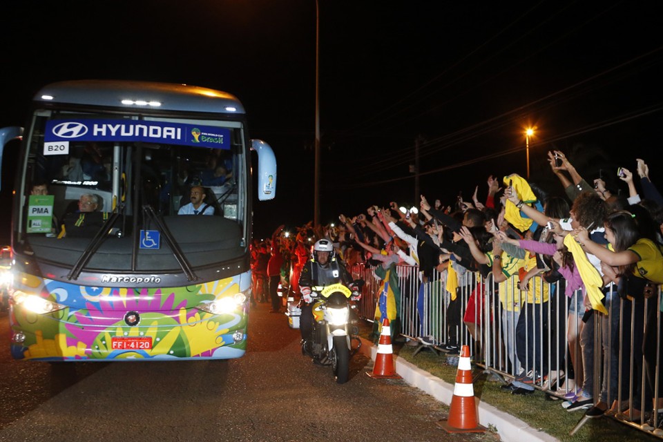 O ônibus da seleção passa próximo à torcida, no contato mais próximo dos fãs com os jogadores na chegada a Brasília. | Albari Rosa/ Gazeta do Povo