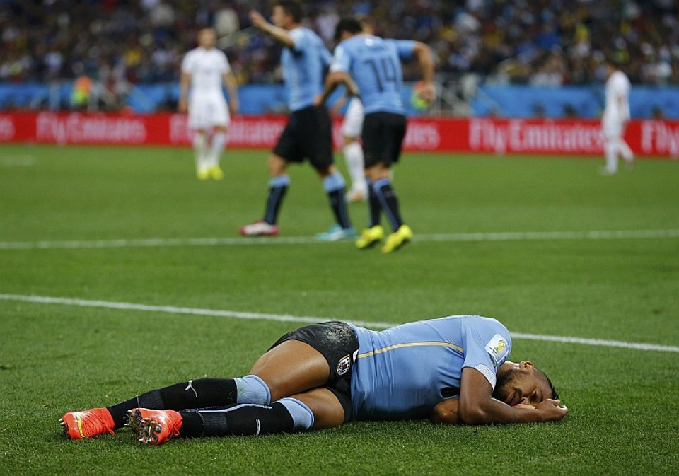 Álvaro Pereira chegou a ficar desacordado em campo após choque com Steerling durante a vitória do Uruguai sobre a Inglaterra | Reuters