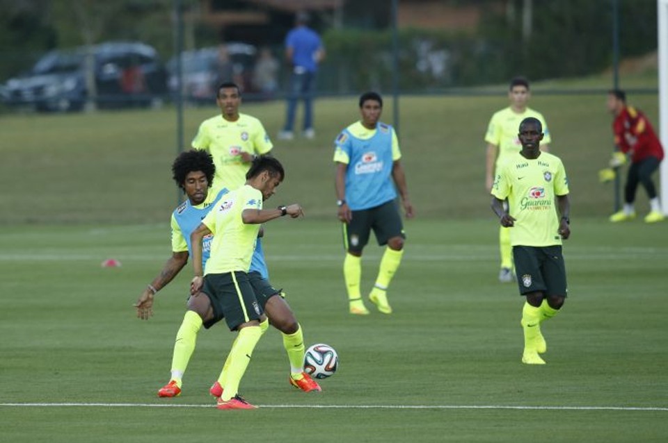 Neymar tenta passar pela marcação de Dante no treino da seleção | Hugo Harada / Gazeta do Povo