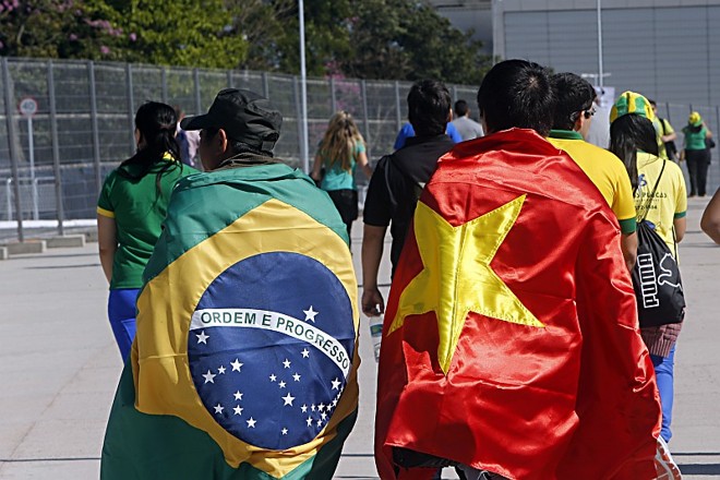 Torcedores se aproximam do Itaquerão enrolados em bandeiras |