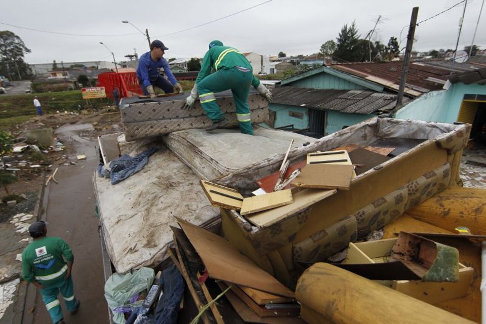 Moradores da Vila Barigüi reclamam de enchente Estragos no CIC por causa das chuvas | Jonathan Campos/Agência de Notícias Gazeta do Povo