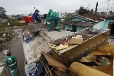 Moradores da Vila Barigüi reclamam de enchente Estragos no CIC por causa das chuvas | Jonathan Campos/Agência de Notícias Gazeta do Povo