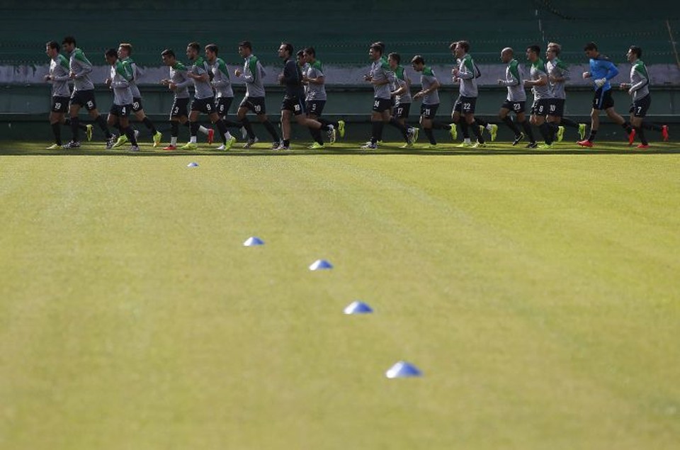 Austrália treina no gramado do Couto Pereira | Jonathan Campos / Gazeta do Povo