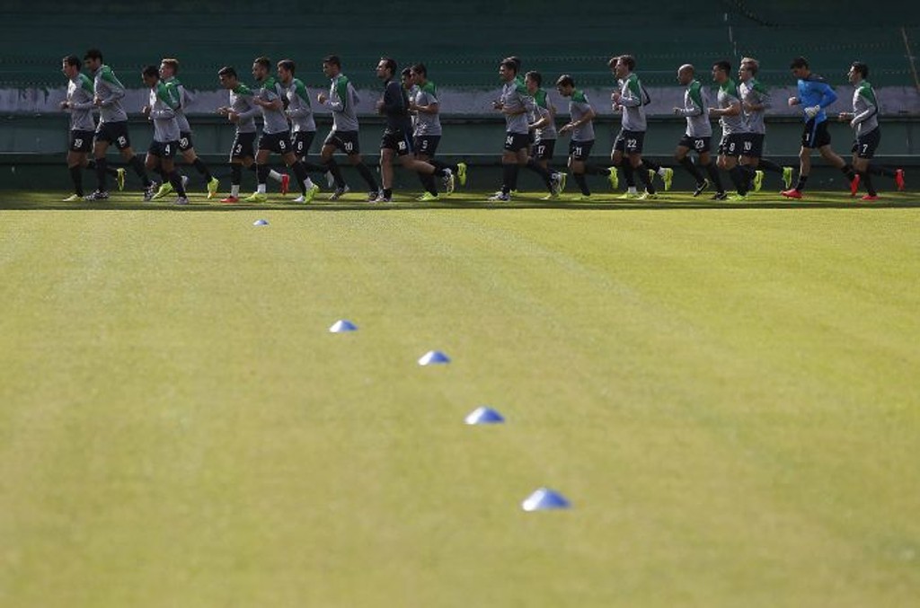 Austrália treina no gramado do Couto Pereira