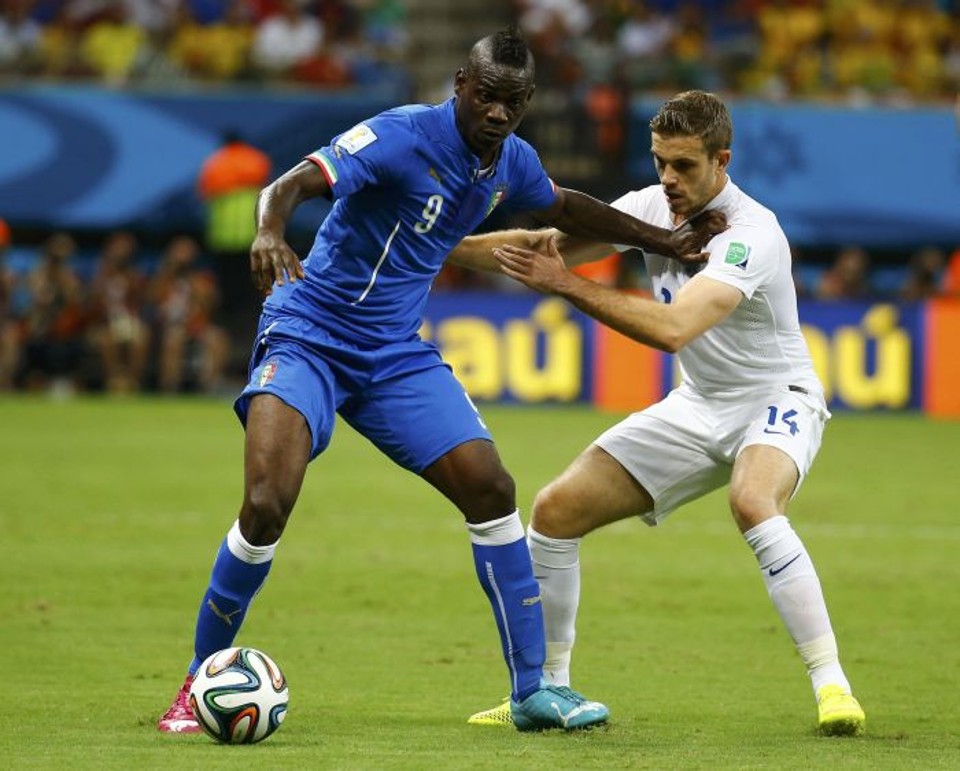 Henderson e Balotelli disputam bola pelo chão: atacante italiano foi às redes em Manaus | Reuters