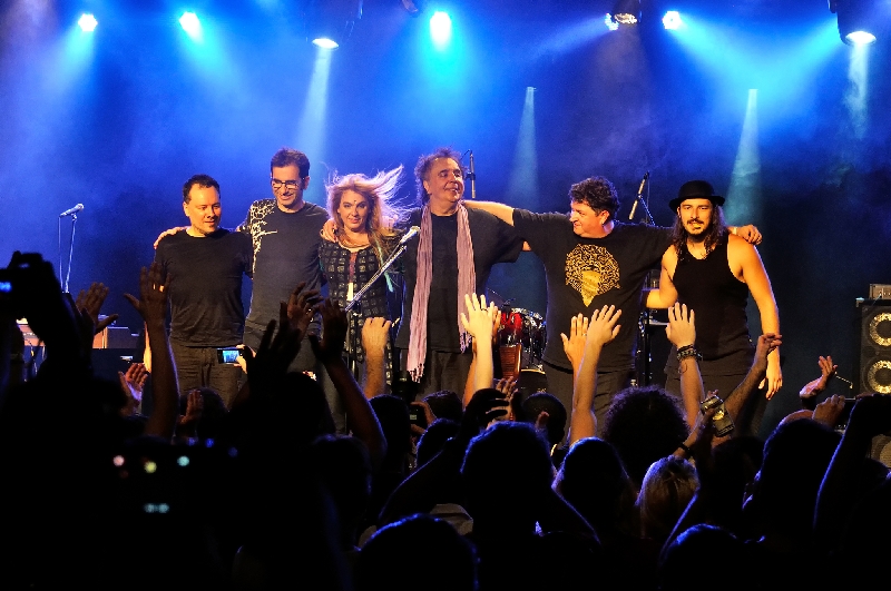 Além de Dias (ao centro, de cachecol), a banda é formada hoje por Claudio Tchernev, Henrique Peters, Esmeria Bulgari, Vinicius Junqueira e Vítor Trida | Divulgação