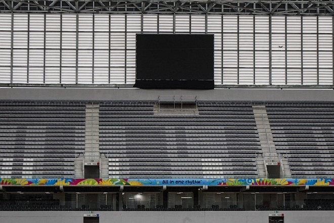 Arena da Baixada tem dois telões, um em cada lado de fundo do gol |