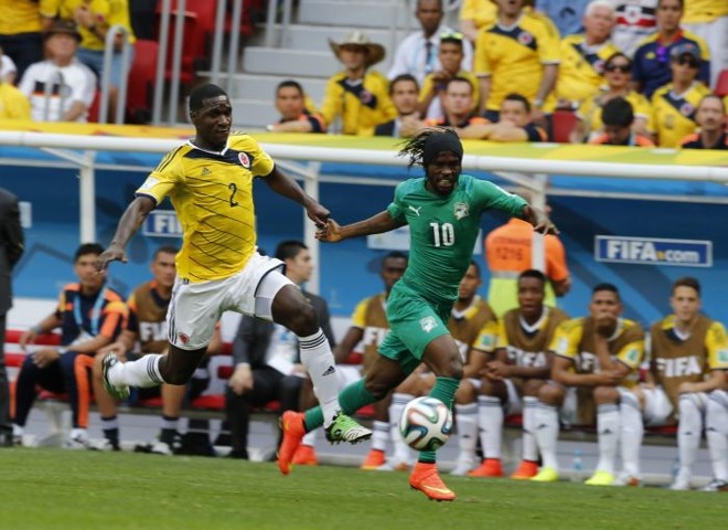 Zabata e Gervinho disputam a bola na partida entre Colômbia e Costa do Marfim |