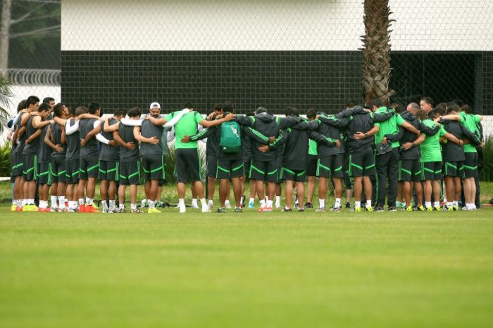 Ônibus do México quebra e jogadores vão treinar de táxi Ônibus quebrado alterou a programação da seleção do México em Santos | Guilherme Dionizio / Folhapress