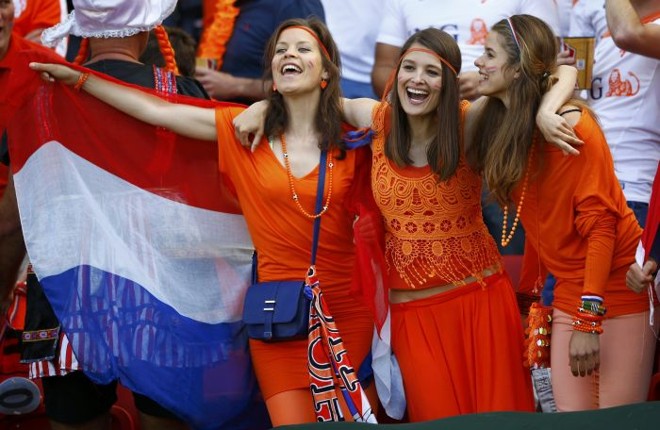 Torcedoras da Holanda foram uma atração à parte na partida com a Austrália |