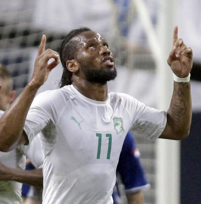 Drogba (Costa do Marfim)- Porte físico também é o forte do jogador do Galatasaray que foi ídolo no Chelsea. Com 36 anos, Didier Drogba costuma marcar muitos gols, mas não é fácil ver seu belo sorriso superar a famosa marra do centroavante nas comemorações | 
