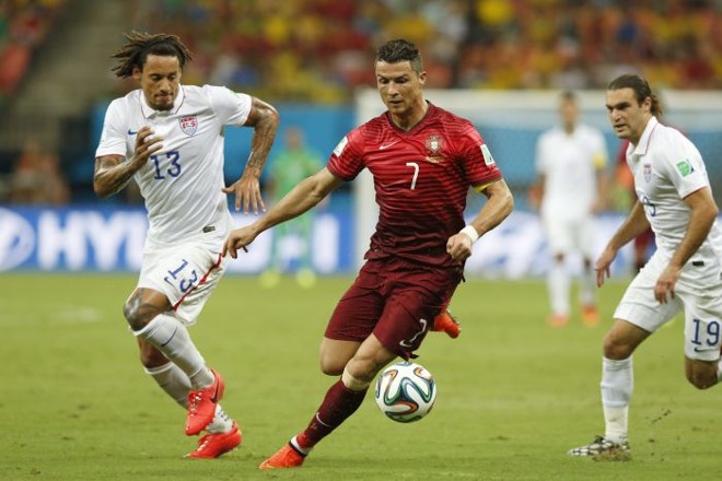 Cristiano Ronaldo tenta jogada na partida entre Estados Unidos e Portugal |