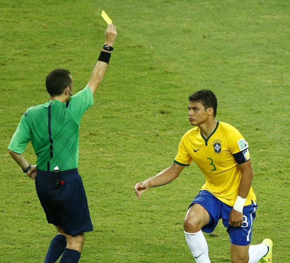 O capitão Thiago Silva, que parou Chicharito com um carrinho, recebeu cartão amarelo aos 33 min. | Reuters