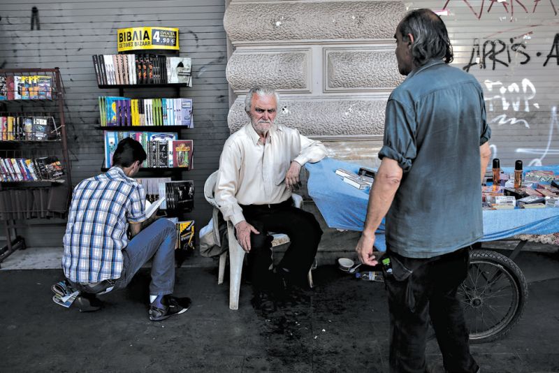 Vendedor de rua na Grécia | Angelos Tzortzinis para The New York Times