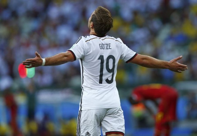 Mário Gotze comemora seu gol, o primeiro da partida |