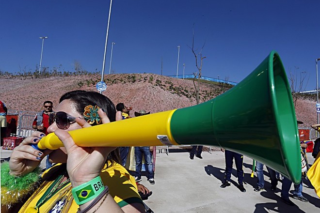 Torcedora sopra uma vuvuzela próxima à área de isolamento do Itaquerão |