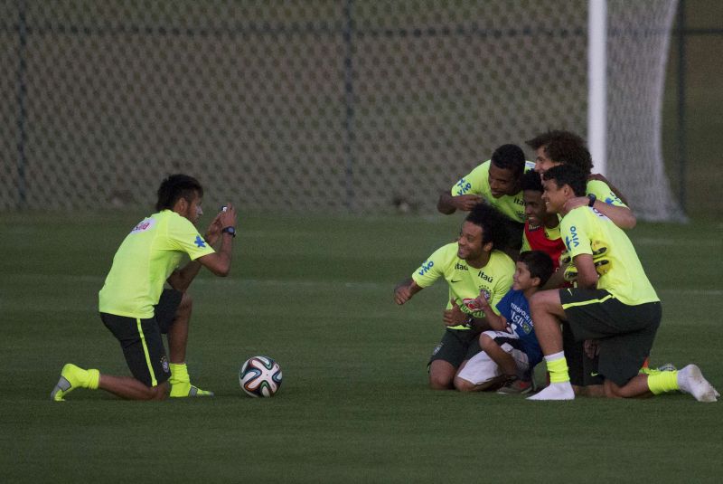 Neymar bate foto dos jogadores da seleção brasileira com o garoto que pulou a cerca e furou o bloqueio dos seguranças | Marcelo Regua/Reuters