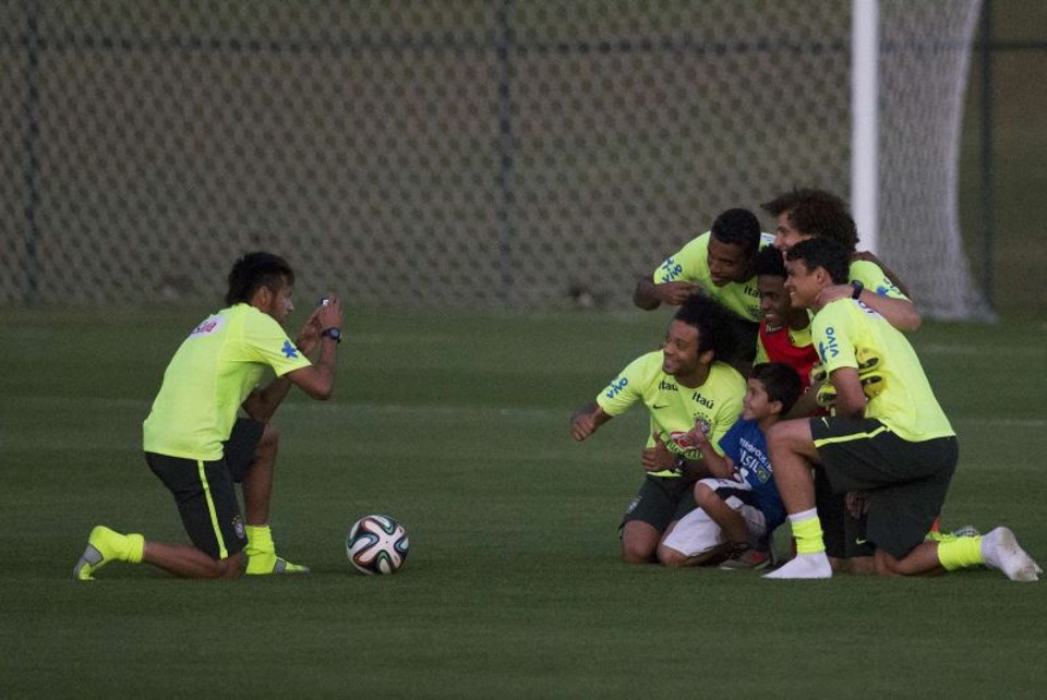 Neymar bate foto dos jogadores da seleção brasileira com o garoto que pulou a cerca e furou o bloqueio dos seguranças | Marcelo Regua/Reuters