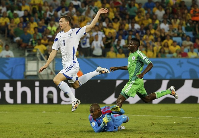 Dzeko divide jogada com Enyeama |