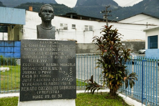 Busto de Garrincha foi levantado em frente da então fábrica de tecidos onde trabalhou | 
