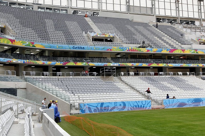 A Arena da Baixada foi adesivada com a identidade visual da Copa do Mundo | Daniel Castellano / Gazeta do Povo