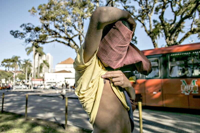 Morador da Praça Rui Barbosa: população de rua reclama de pertences apreendidos | Marcelo Andrade / Gazeta do Povo