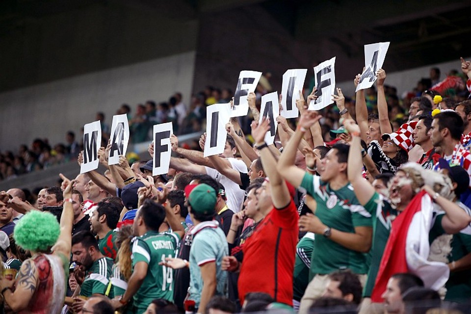 Equipe de segurança da Arena Pernambuco reclama que segurança da Fifa deixou passar torcedores mexicanos com matracas, instrumento musical | EFE