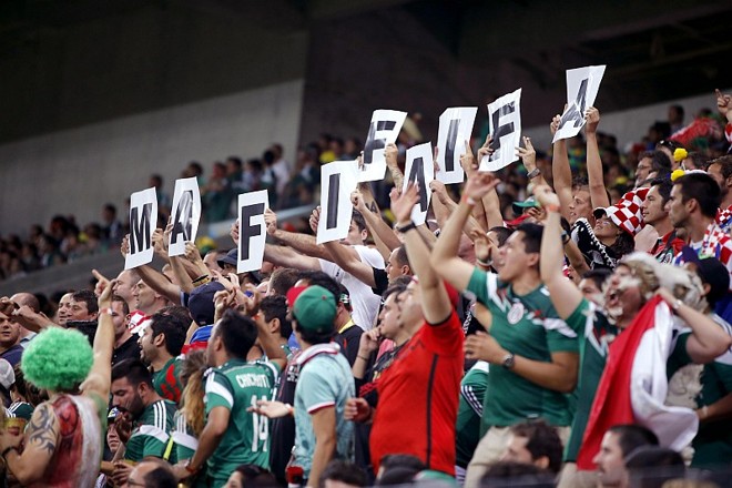 Equipe de segurança da Arena Pernambuco reclama que segurança da Fifa deixou passar torcedores mexicanos com matracas, instrumento musical | EFE
