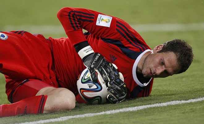 Begovic faz defesa no chão |