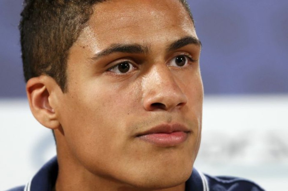 França não confirma, mas Varane teria sido internado com problemas gástricos | Reuters