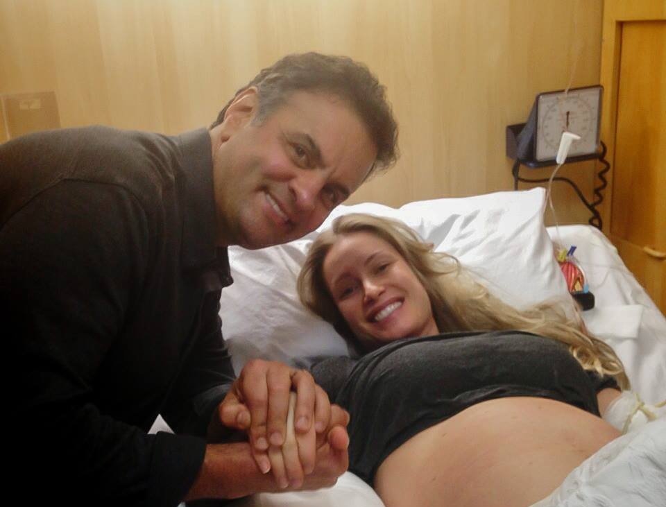 Aécio Neves postou uma foto dele e da mãe dos bebês em seu Facebook | Reprodução/Facebook