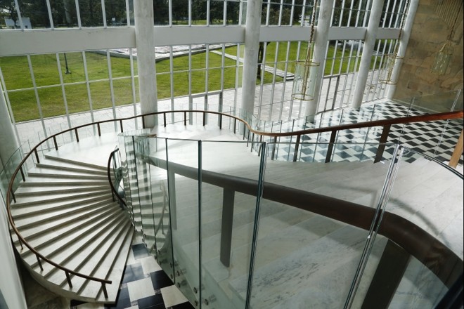 Escadaria por onde passavam debutantes nas décadas de 1950 e 1960, no saguão de entrada do Palácio | 