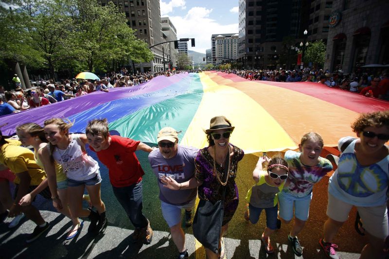 Uma bandeira com as cores do arco-íris é carregada durante a Parada Gay de Utah, em Salt Lake City | REUTERS/Jim Urquhart