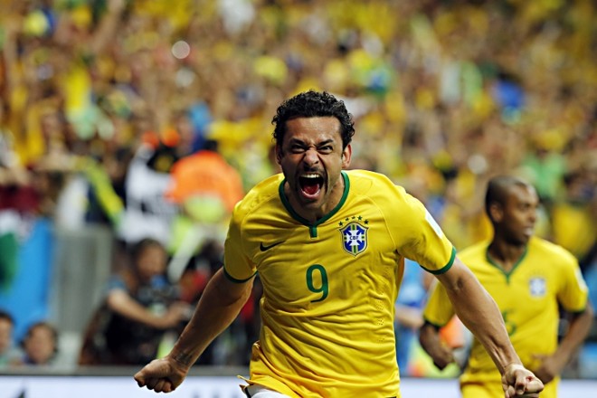 Finalmente Fred desencantou na Copa. O atacante marcou o terceiro gol contra Camarõe | Albari Rosa, enviado especial/ Gazeta do Povo
