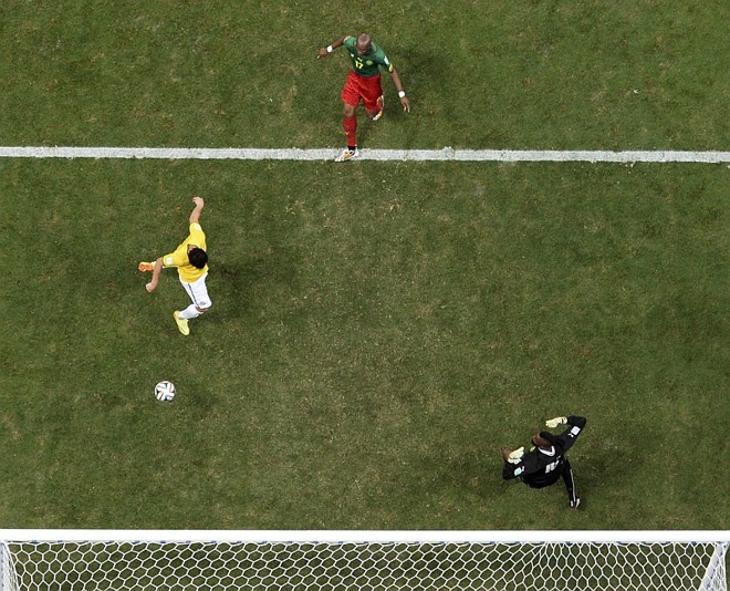 Fred marca sobre Camarões. Fifa admitiu que erro no uso da tecnologia de transmissão que mostra a linha de impedimento fez dar a impressão que foi marcado em impedimento | Reuters