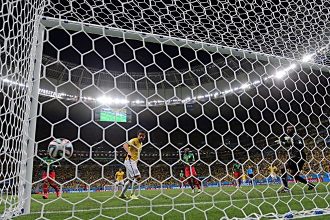 Fred desviou a bola para o gol após cruzamento David Luiz | 
