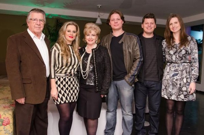 Elegante em listras e geométricos, a aniversariante Maria Ignez entre seus pais, desembargador José Simões Teixeira e a artista plástica Maria Angela Tassi, e seus irmãos, José Filho e Luiz Afonso, com a esposa, Carla Balestrin | 